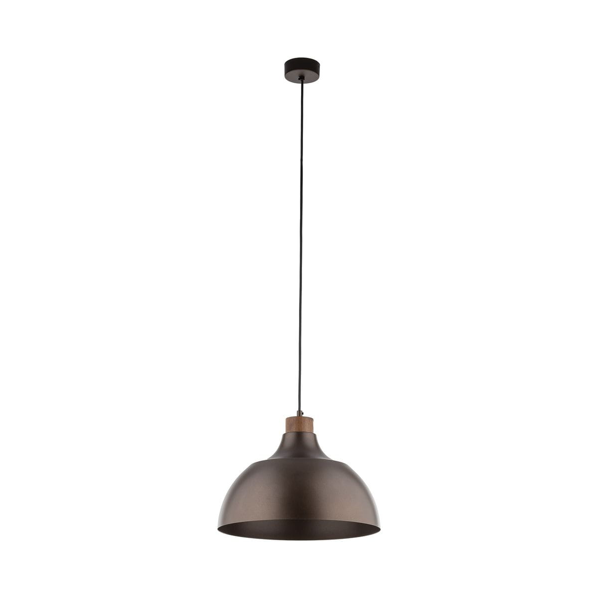 Brązowa lampa wisząca Cap z oprawą na żarówkę E27, o zaokrąglonym kloszu. Produkt zawieszony na cienkim, czarnym przewodzie, z drewnianym detalem u podstawy. Stojąca w pionie, na białym tle.