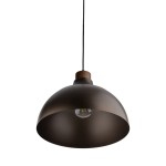 Lampa wisząca Cap w kolorze brązowym z metalowym kloszem w kształcie półkuli, zawieszona na czarnym przewodzie. U góry znajduje się drewniane mocowanie. Wewnątrz widoczna żarówka E27.