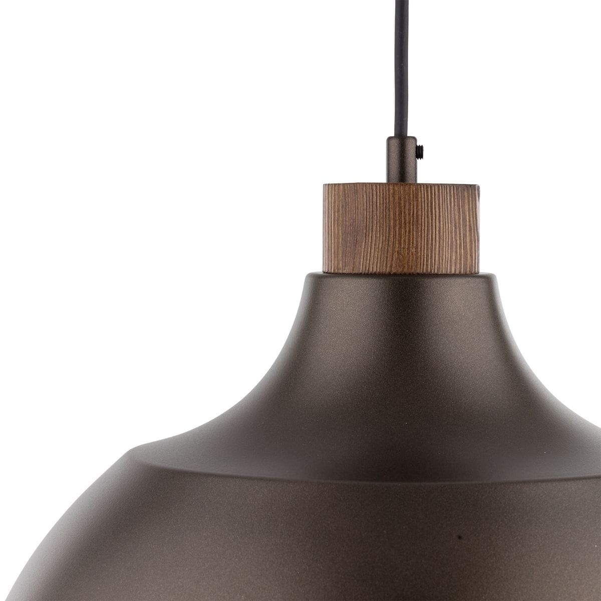 Brązowa lampa wisząca z metalowym kloszem i drewnianym mocowaniem, z widocznym kablem. Klosz ma opływowy kształt, a elementy drewniane dodają naturalnego akcentu. Ujęcie z góry, skupiające się na detalu mocowania.