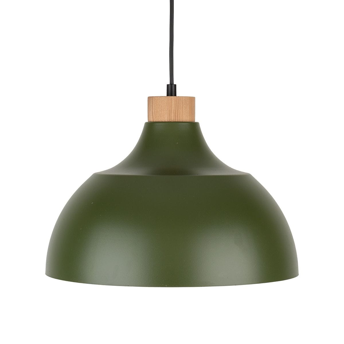 Zielona lampa wisząca Cap z mocowaniem z drewna, o eleganckim, zaokrąglonym kształcie. Produkt zawiera oprawkę na żarówkę E27. Ujęcie frontalne, wisząca konstrukcja, na jednolitym tle.