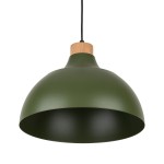 Lampa wisząca Cap 1xE27 w kolorze zielonym, o zaokrąglonym kształcie z matowym wykończeniem. Górna część z naturalnego drewna, zwisająca na czarnym przewodzie. Widoczny wnętrze w ciemnym odcieniu, w pozycji wiszącej.