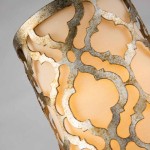 Lampa wisząca Arabella 1xE27 w kolorze starego złota z dekoracyjnym, ażurowym kloszem. Klosz o ciepłej, jasnej fakturze, z widocznym wzorem w stylu orientalnym, zawieszony pod kątem, tworzy efektowne oświetlenie.