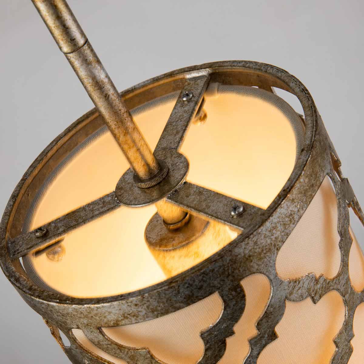 Lampa wisząca Arabella 1xE27 w kolorze starego złota. Okrągła, z metalowym stelażem i tekstylnym kloszem, z widocznym mocowaniem. Zbliżenie na detal konstrukcji i wewnętrzne źródło światła.