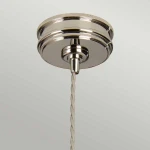 Lampa wisząca z mocowaniem E27 w polerowanym niklu. Widoczny detal: okrągła podsufitka z eleganckim wykończeniem, zawieszona na plecionym przewodzie w jasnym kolorze. Kąt ujęcia z dołu, na jednolitym tle.