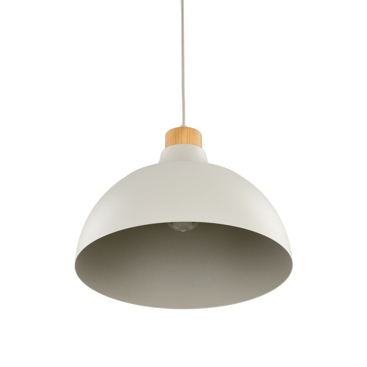 Beżowa lampa wisząca Cap z metalowym kloszem w kształcie misy i drewnianym detalem u góry. Zawieszona na cienkim przewodzie, przeznaczona na żarówkę E27. Ujęcie frontalne, produkt wisi w powietrzu na jednolitym tle.