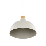 Beżowa lampa wisząca Cap z metalowym kloszem w kształcie misy i drewnianym detalem u góry. Zawieszona na cienkim przewodzie, przeznaczona na żarówkę E27. Ujęcie frontalne, produkt wisi w powietrzu na jednolitym tle.