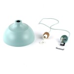 Lampa wisząca Cap w kolorze miętowym, wykonana z matowego materiału, z żarnikiem E27. W zestawie widoczna podstawa z drewna oraz elementy montażowe. Produkt leży na białym tle, w pełnym widoku.