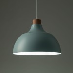 Lampa wisząca w kolorze miętowym z kloszem w kształcie półkuli, z drewnianym elementem u góry. Zawieszona na cienkim przewodzie, idealna do oświetlenia wnętrz.
