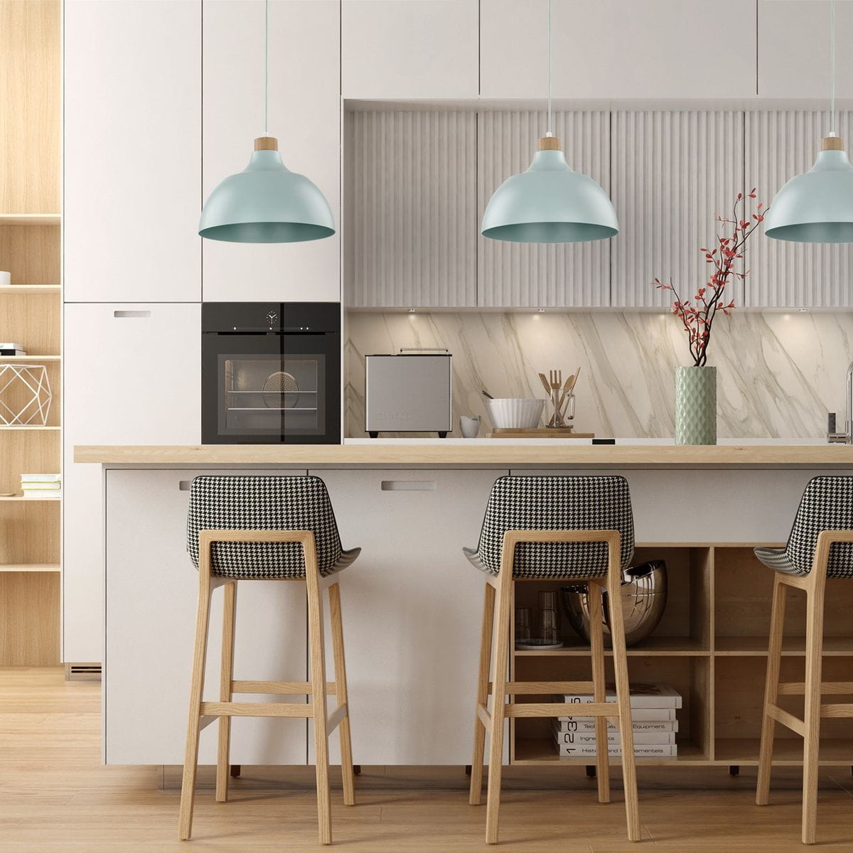 Lampa wisząca Cap w kolorze miętowym z mocowaniem E27, z zaokrąglonym kloszem i drewnianym detalem, zawieszona nad wyspą kuchenną. W tle nowoczesna kuchnia z białymi meblami, drewnianym blatem i stylowymi krzesłami.