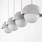 Beżowa lampa wisząca Bono z czterema kloszami w kształcie półkul, wykonana z matowego materiału, zawieszona na białych linkach. Klosze mają białe, okrągłe żarówki G9, tworząc nowoczesny i minimalistyczny design na jasnym tle.