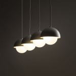 Lampa wisząca Bono z czterema kloszami, beżowa, z półkulistymi osłonami i okrągłymi, mlecznymi żarówkami. Zawieszona na cienkich przewodach, w kształcie minimalistycznym, idealna do nowoczesnych wnętrz.