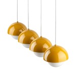 Lampa wisząca Bono z czterema kloszami w kształcie półkul, w kolorze ochry z białym wykończeniem. Zawieszona na cienkich, białych żyłkach. Klosze mają błyszczącą powierzchnię, co podkreśla ich nowoczesny design.