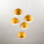 Lampa wisząca Bono, składająca się z pięciu kulistych kloszy w kolorze żółtym i białym, zawieszona na białych linkach. Klosze mają połyskującą powierzchnię, tworząc nowoczesny akcent w aranżacji.