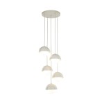 Beżowa lampa wisząca Bono z pięcioma kloszami G9, zawieszona na długich kabelkach. Klosze mają półkulisty kształt i emitują miękkie światło. Montaż sufitowy, minimalistyczny design.