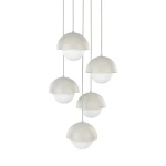 Lampa wisząca Bono w kolorze beżowym, z pięcioma kloszami w formie półkul, wykonana z matowego materiału, z białymi szklanymi kulami. Zawieszona na cienkich linkach, tworzy nowoczesny efekt świetlny. Idealna do aranżacji wnętrz.