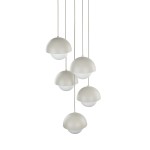 Lampa wisząca Bono w beżowym kolorze, składająca się z pięciu kloszy w formie półkul, z przezroczystym dolnym wykończeniem. Klosze zawieszone na cienkich, białych przewodach, w różnej wysokości. Idealna do nowoczesnych wnętrz.