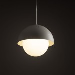 Beżowa lampa wisząca Bono D17 z kloszem w kształcie półkuli, z białym, matowym szkłem. Zawieszona na cienkim kablu, prezentuje minimalistyczny design. Idealna do nowoczesnych wnętrz, w subtelnym oświetleniu.