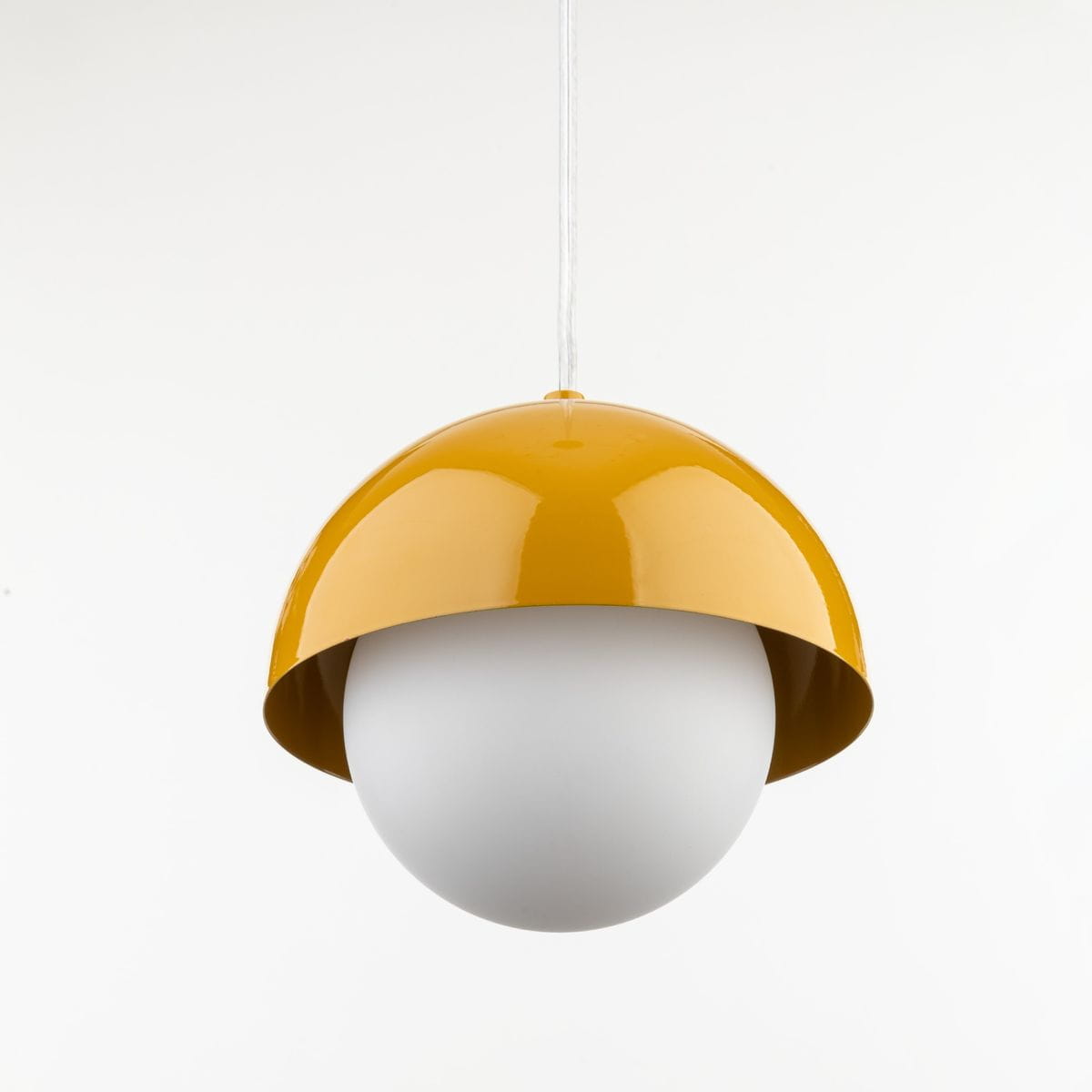 Lampa wisząca Bono D17 z kloszem w kształcie półkuli w kolorze ochry. Posiada biały, okrągły dyfuzor. Zawieszona na białym przewodzie. Kształt i kolor nadają jej nowoczesny wygląd.