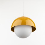 Lampa wisząca Bono D17 z kloszem w kształcie półkuli w kolorze ochry. Posiada biały, okrągły dyfuzor. Zawieszona na białym przewodzie. Kształt i kolor nadają jej nowoczesny wygląd.