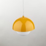 Lampa wisząca Bono D17 w kolorze ochra z metalowym kloszem w kształcie półkuli, z białym, matowym dnem. Zawieszona na cienkim, białym przewodzie. Idealna do nowoczesnych wnętrz.