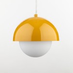 Lampa wisząca Bono D17 z żółtą, błyszczącą kopułą i matowym, białym kloszem. Zawieszona na przezroczystym przewodzie. Stylowy design, idealna do nowoczesnych wnętrz.