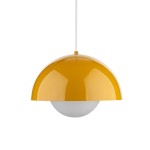 Lampa wisząca Bono D27 o średnicy zewnętrznej w kolorze ochry, z białą dolną częścią, zawieszona na białym przewodzie. Kształt półkuli, z metaliczną, błyszczącą powierzchnią. Przeznaczona do jednego źródła światła G9.
