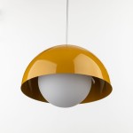 Lampa wisząca Bono D27 z metalowym kloszem w kolorze ochry i białą szklaną kulą. Ujęcie frontalne, zawieszona na cienkim przewodzie, z połyskującą powierzchnią klosza. Idealna do nowoczesnych wnętrz.