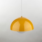 Lampa wisząca Bono D27 z metalowym kloszem w kolorze ochry, o półkulistym kształcie, z białym, okrągłym elementem u dołu. Zawieszona na cienkim, przezroczystym przewodzie. Tło jasne, jednolite.
