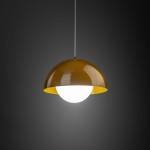 Lampa wisząca Bono D27 w kolorze ochry z połyskującym kloszem w kształcie półkuli, z białą żarówką G9. Zawieszona na cienkim przewodzie na ciemnym tle, prezentuje nowoczesny design.