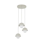 Beżowa lampa wisząca Bono z trzema kulistymi kloszami, zawieszona na długich linkach. Klosze mają półokrągłe, matowe dno i szklane górne części, co tworzy nowoczesny design. Montowana do sufitu, idealna do wnętrz o minimalistycznym charakterze.