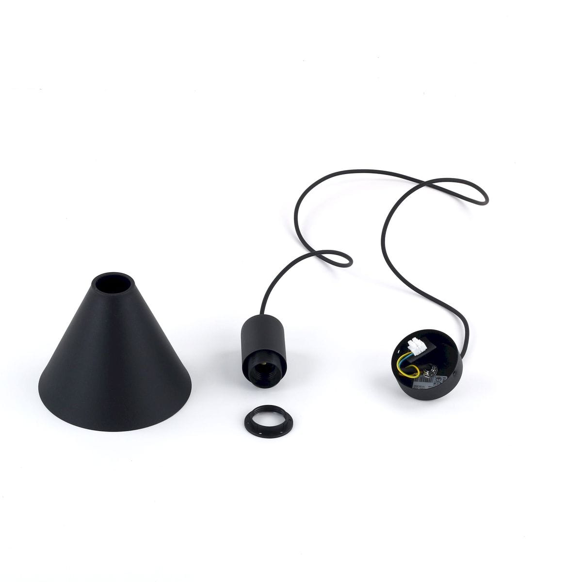 Czarna lampa wisząca Jump z kloszem w kształcie stożka, przeznaczona na żarówkę E27. Widoczne są elementy montażowe, w tym kabel oraz oprawka. Produkt na białym tle, z detalami konstrukcyjnymi w zbliżeniu.