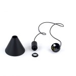 Czarna lampa wisząca Jump z kloszem w kształcie stożka, przeznaczona na żarówkę E27. Widoczne są elementy montażowe, w tym kabel oraz oprawka. Produkt na białym tle, z detalami konstrukcyjnymi w zbliżeniu.