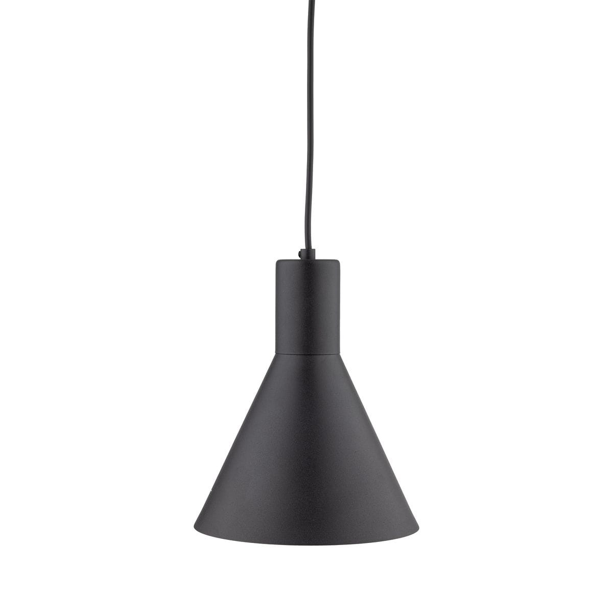 Lampa wisząca Jump w kolorze czarnym, z metalowym kloszem w kształcie stożka. Umieszczona na cienkim przewodzie, przeznaczona na jedną żarówkę E27. Prosta, minimalistyczna forma, idealna do nowoczesnych wnętrz.