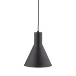 Lampa wisząca Jump w kolorze czarnym, z metalowym kloszem w kształcie stożka. Umieszczona na cienkim przewodzie, przeznaczona na jedną żarówkę E27. Prosta, minimalistyczna forma, idealna do nowoczesnych wnętrz.
