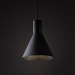 Czarna lampa wisząca Jump z kloszem w kształcie stożka, zawieszona na cienkim przewodzie. Klasyczny design, matowe wykończenie, wnętrze klosza w kolorze złotym, przeznaczona na żarówkę E27. Ujęcie z dołu, na jednolitym ciemnym tle.