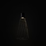 Czarna lampa wisząca Modesto D19 z metalową kloszem w kształcie stożka, z wyraźnym wzorem w postaci krzyżujących się linii. Ujęcie z dołu, zawieszona na cienkim kablu. Wewnątrz miejsce na żarówkę GU10. Tło ciemne, co podkreśla elegancki design.