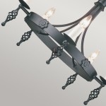 Lampa wisząca Belfry w kolorze czarnym z pięcioma miejscami na żarówki E14. Okrągła podstawa z dekoracyjnymi zdobieniami i spiralnymi elementami. Ujęcie z góry, ukazujące detale konstrukcji oraz przezroczyste żarówki.