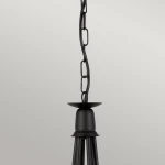 Czarna lampa wisząca Minster z sześcioma oprawami E14, zawieszona na łańcuchu. Widoczna podstawka z metalowym wykończeniem oraz dekoracyjny element łańcucha. Prosty, industrialny design, idealny do nowoczesnych wnętrz.