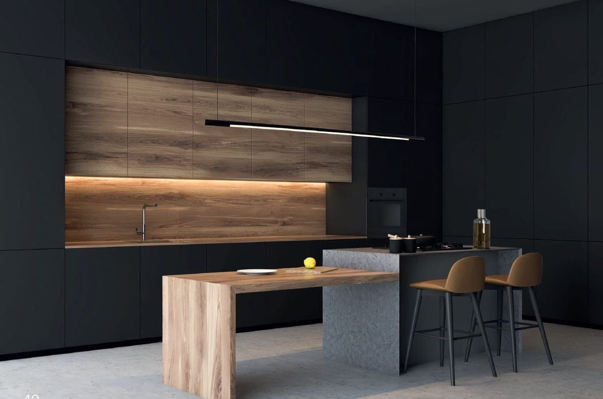 Lampa wisząca Organic 150 w kolorze czarnym, z jedną żarówką LED o mocy 26W. Zamontowana nad wyspą kuchenną, prostokątna, minimalistyczna konstrukcja. W tle widoczne ciemne meble i drewniane akcenty.