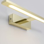 Kinkiet LED Isla IP44 w kolorze złotym, prostokątny korpus z błyszczącej powierzchni, z wbudowanym źródłem światła LED w postaci cienkiego paska. Ujęcie z boku, montowany na ścianie. Czyste, nowoczesne linie, idealny do oświetlenia wnętrz.