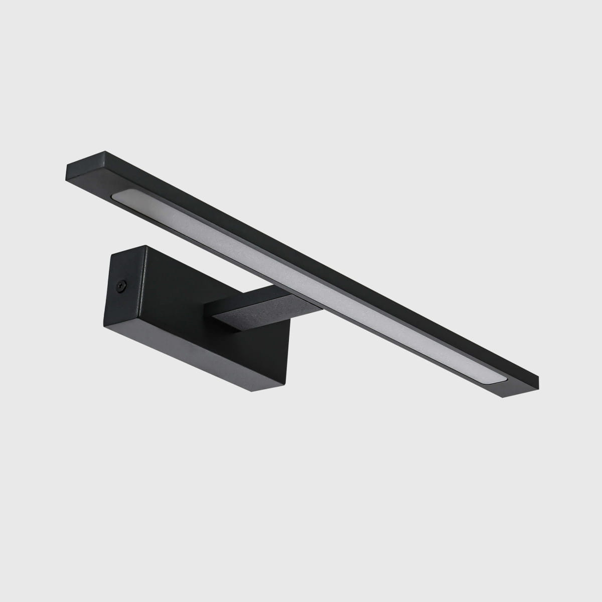 Kinkiet LED Isla IP44 w kolorze czarnym, o prostokątnym kształcie z metalową obudową. Posiada wbudowane źródło światła o mocy 12W. Zainstalowany poziomo, z widoczną szczeliną na diody LED. Tło jasnoszare.