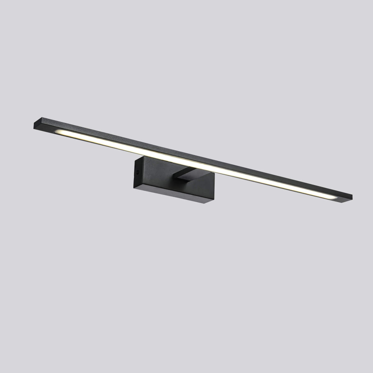 Kinkiet LED Isla IP44 w kolorze czarnym, o długości 62 cm i mocy 20W. Posiada prostokątną, minimalistyczną konstrukcję z wbudowanym źródłem światła LED, montowany na ścianie, z delikatnym oświetleniem.