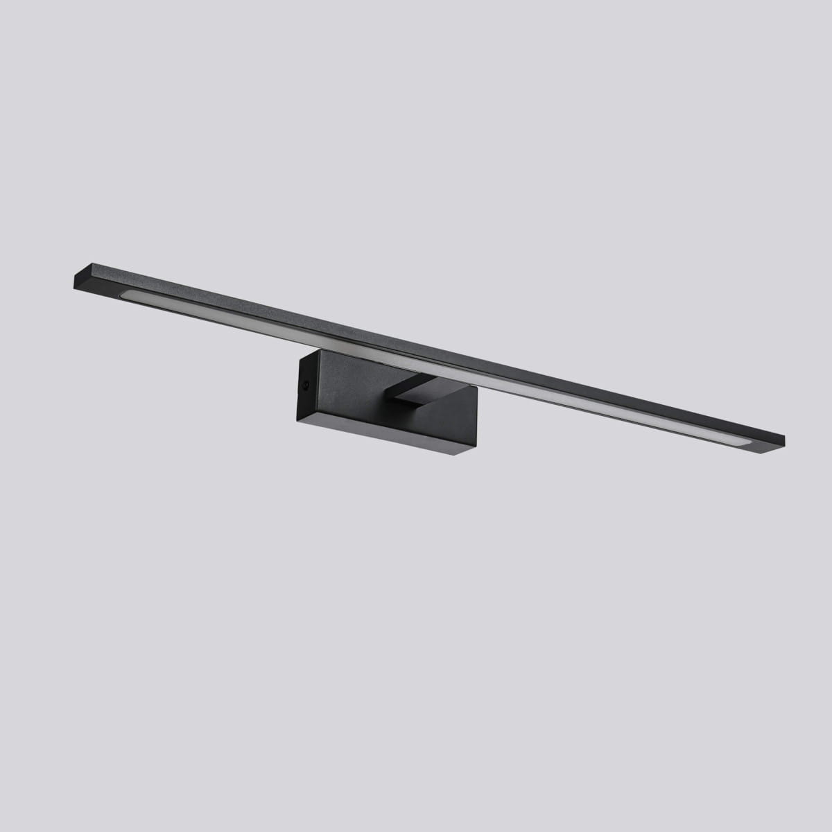 Czarny kinkiet LED Isla IP44, model L62/20W/CCT, o prostokątnym, płaskim kształcie. Ujęcie z boku, ukazuje zamontowaną lampę na ścianie. Wbudowane oświetlenie LED wzdłuż górnej krawędzi zapewnia równomierne światło.