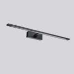 Czarny kinkiet LED Isla IP44, model L62/20W/CCT, o prostokątnym, płaskim kształcie. Ujęcie z boku, ukazuje zamontowaną lampę na ścianie. Wbudowane oświetlenie LED wzdłuż górnej krawędzi zapewnia równomierne światło.