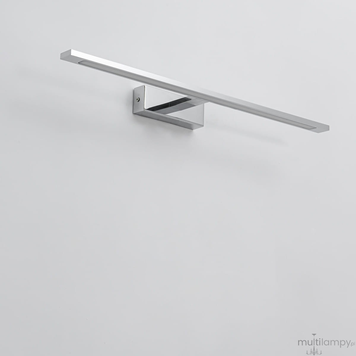 Kinkiet LED Isla IP44 w kolorze chromu, o długości 62 cm i mocy 20W. Prosty, prostokątny kształt, zamontowany na ścianie, z widocznym elementem mocującym. Jasne światło, idealny do nowoczesnych aranżacji wnętrz.