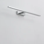Kinkiet LED Isla IP44 w kolorze chromu, o długości 62 cm i mocy 20W. Prosty, prostokątny kształt, zamontowany na ścianie, z widocznym elementem mocującym. Jasne światło, idealny do nowoczesnych aranżacji wnętrz.