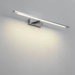 Kinkiet LED Isla IP44 w kolorze chromu, prostokątny, z wbudowanym źródłem światła, zamontowany na ścianie. Posiada minimalistyczny design i emituje jasne, ciepłe światło, idealny do oświetlenia wnętrz.