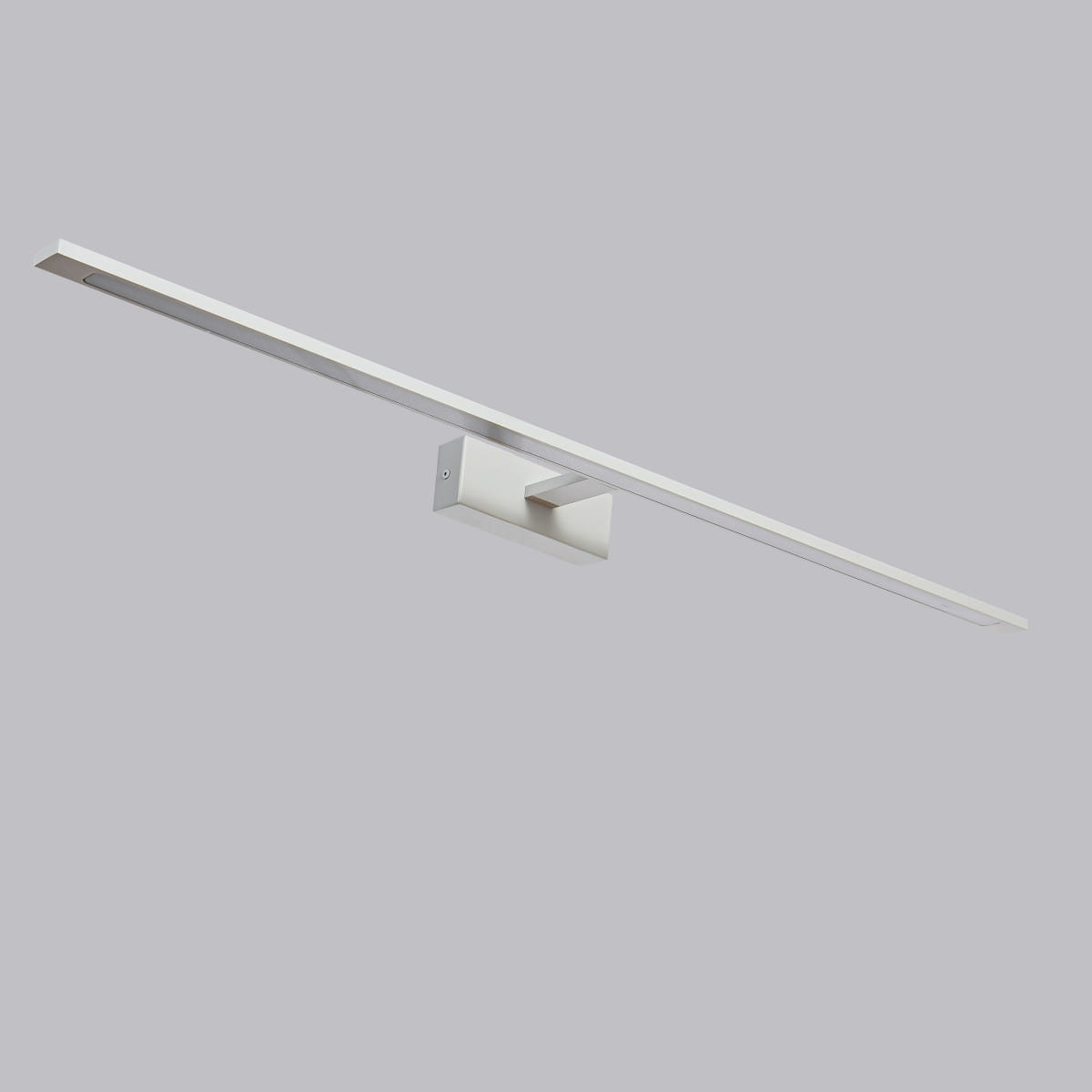 Kinkiet LED Isla IP44 w kolorze chromu, o prostokątnym kształcie, z montażem na ścianie. Długość 96 cm, z regulacją temperatury barwowej. Zestawiony na jednolitym tle, ukazuje minimalistyczny design oraz nowoczesną estetykę.