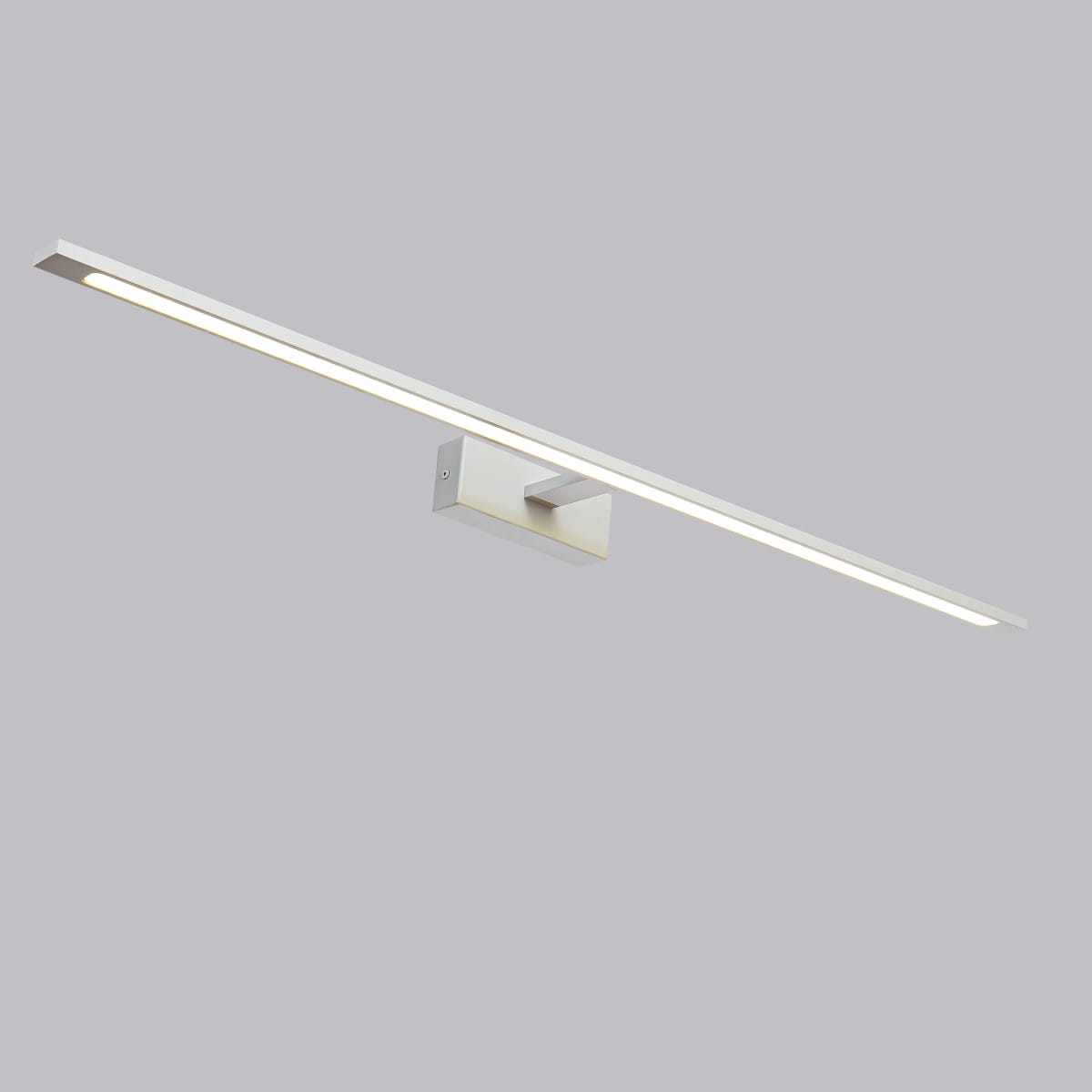 Kinkiet LED Isla IP44 w kolorze chromu, o prostokątnym kształcie, z wbudowanym źródłem światła. Ujęcie z boku, montowany na ścianie. Długość 96 cm, idealny do nowoczesnych wnętrz. Białe tło podkreśla minimalistyczny design lampy.