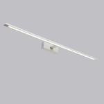 Kinkiet LED Isla IP44 w kolorze chromu, o prostokątnym kształcie, z wbudowanym źródłem światła. Ujęcie z boku, montowany na ścianie. Długość 96 cm, idealny do nowoczesnych wnętrz. Białe tło podkreśla minimalistyczny design lampy.